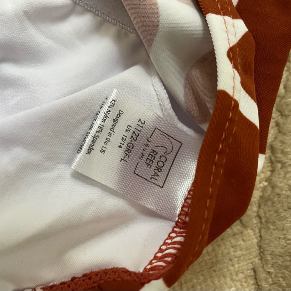 Coral Reef Giraffe Print Top and Bottom - Never Used - Picture 3 of 3
